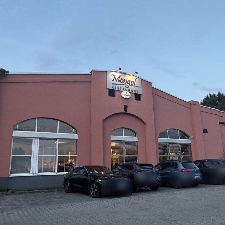 Außenansicht bei Dämmerung