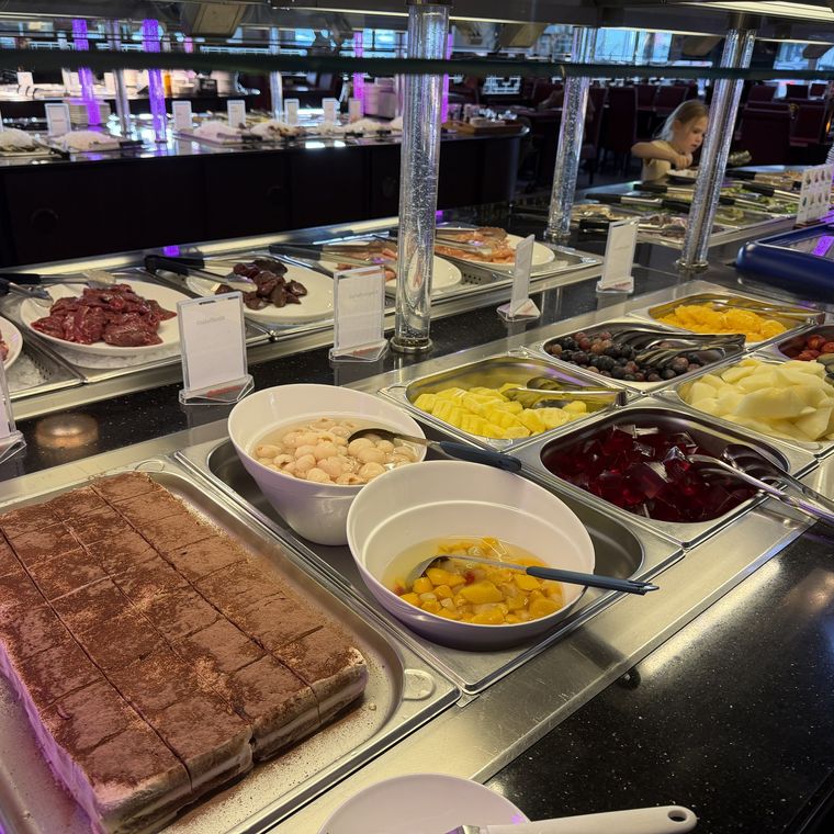 Tiramisu und frisches Obst