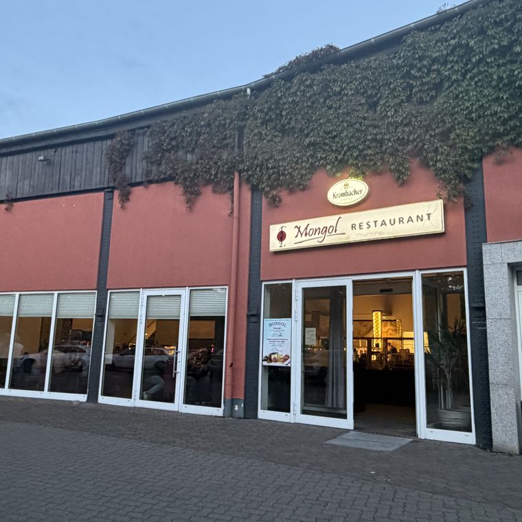 Eingang bei Dämmerung, geöffnete Tür