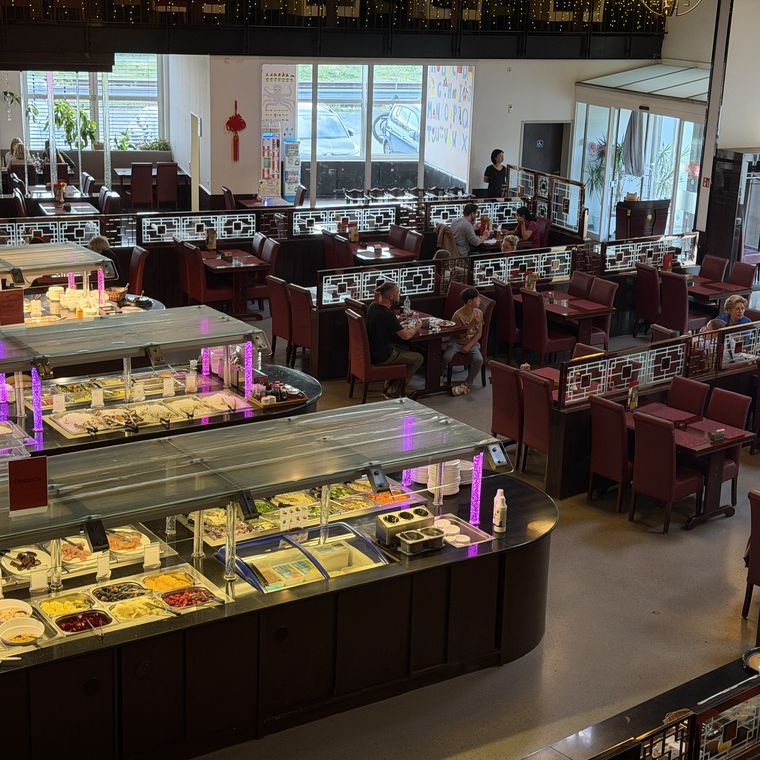 Gastraum mit Buffet-Thekenreihe