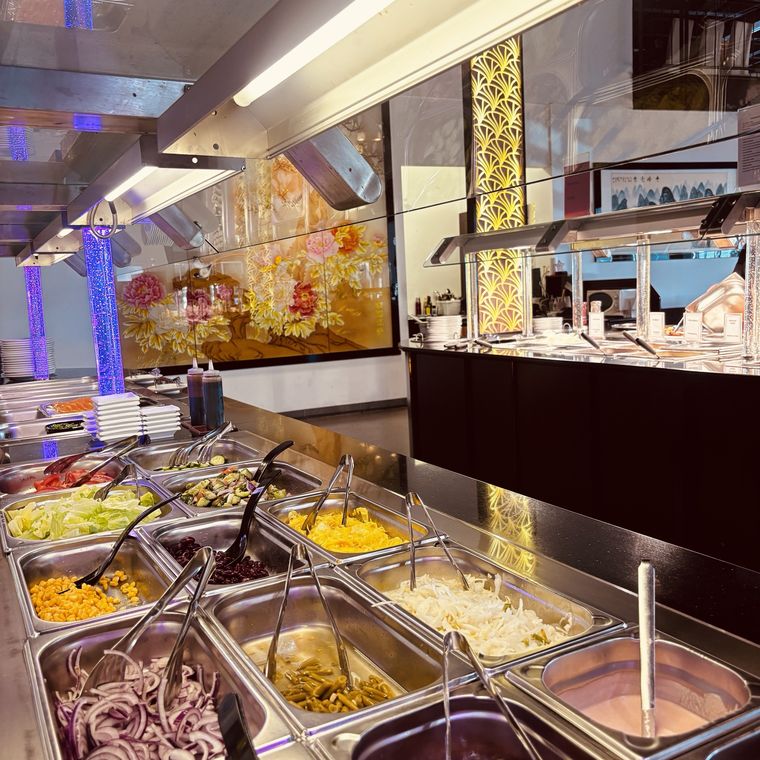 Salate und Antipasti am Buffet