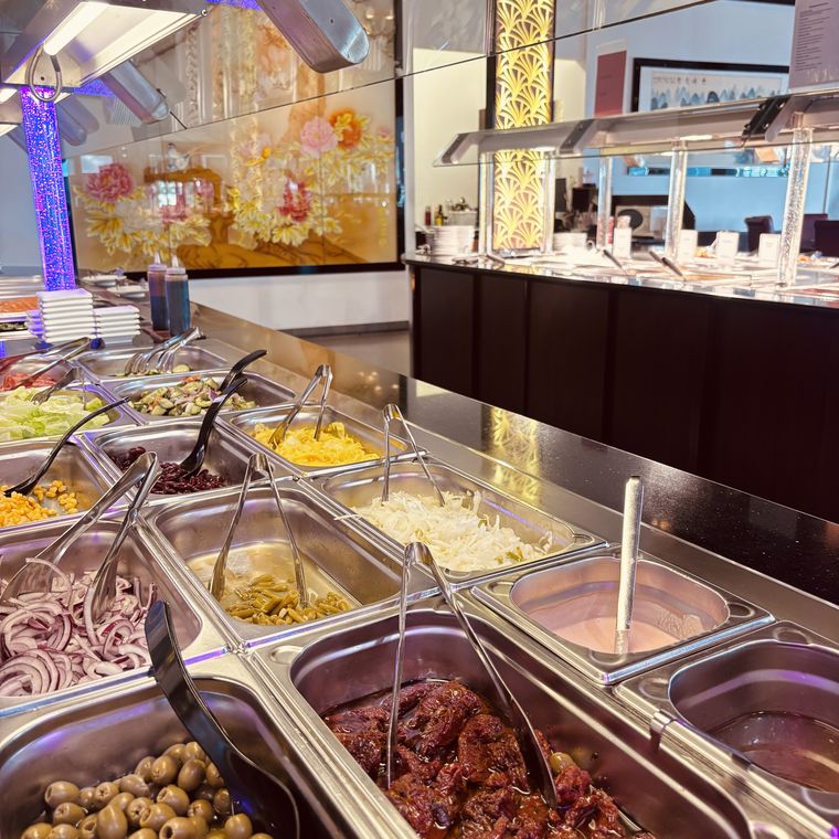 Salatbar mit verschiedenen Beilagen