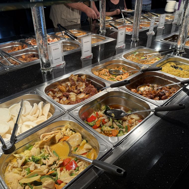 Warmes Buffet mit Currygerichten