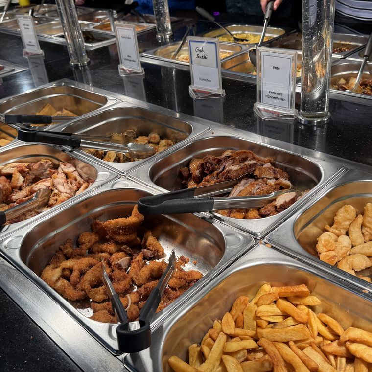 Warmes Buffet mit Pommes und Ente